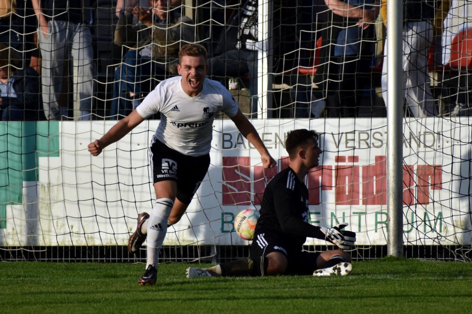 Torjubel bei Lenny Busch vom Heider SV