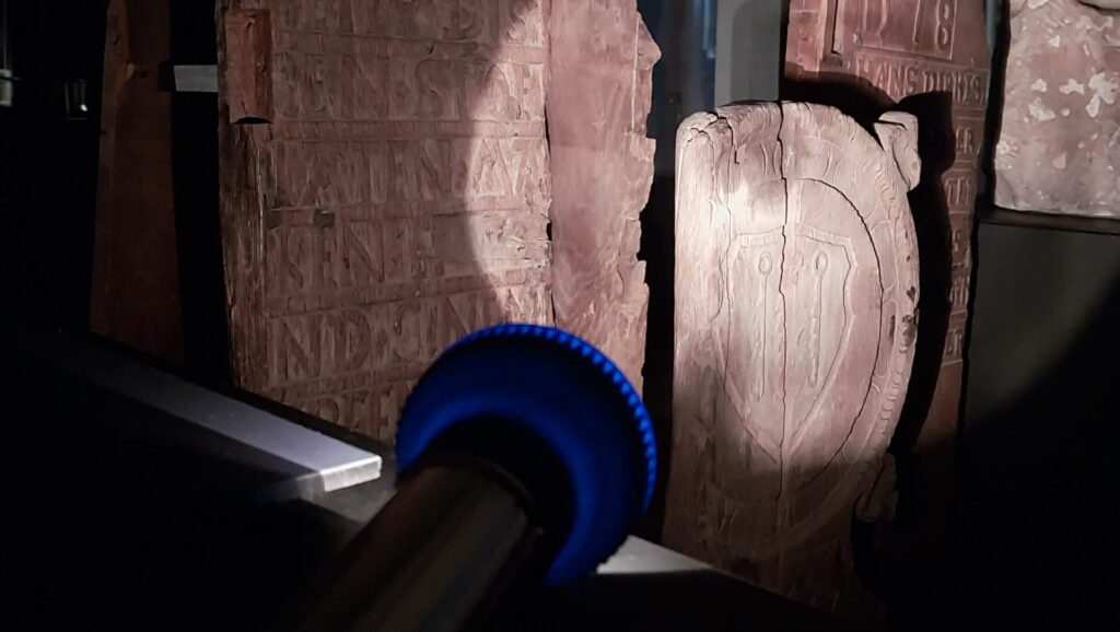 Nachts im Museum: Taschenlampenführung für Erwachsene