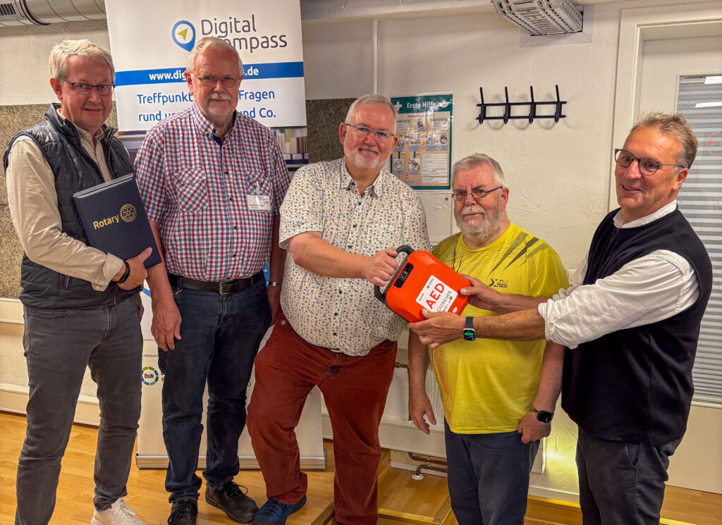 Rotary Club Heide übergibt Defibrillator