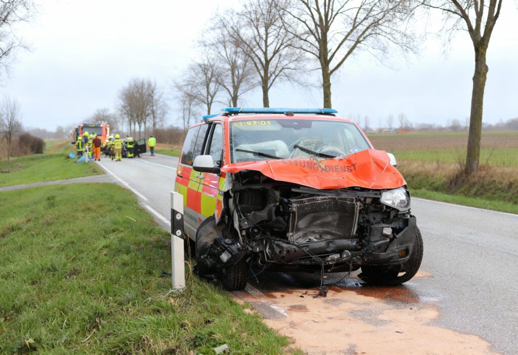 Schwerer Unfall auf der B 203 bei Norderwöhrden: Notarzt kollidiert mit abbiegendem PKW