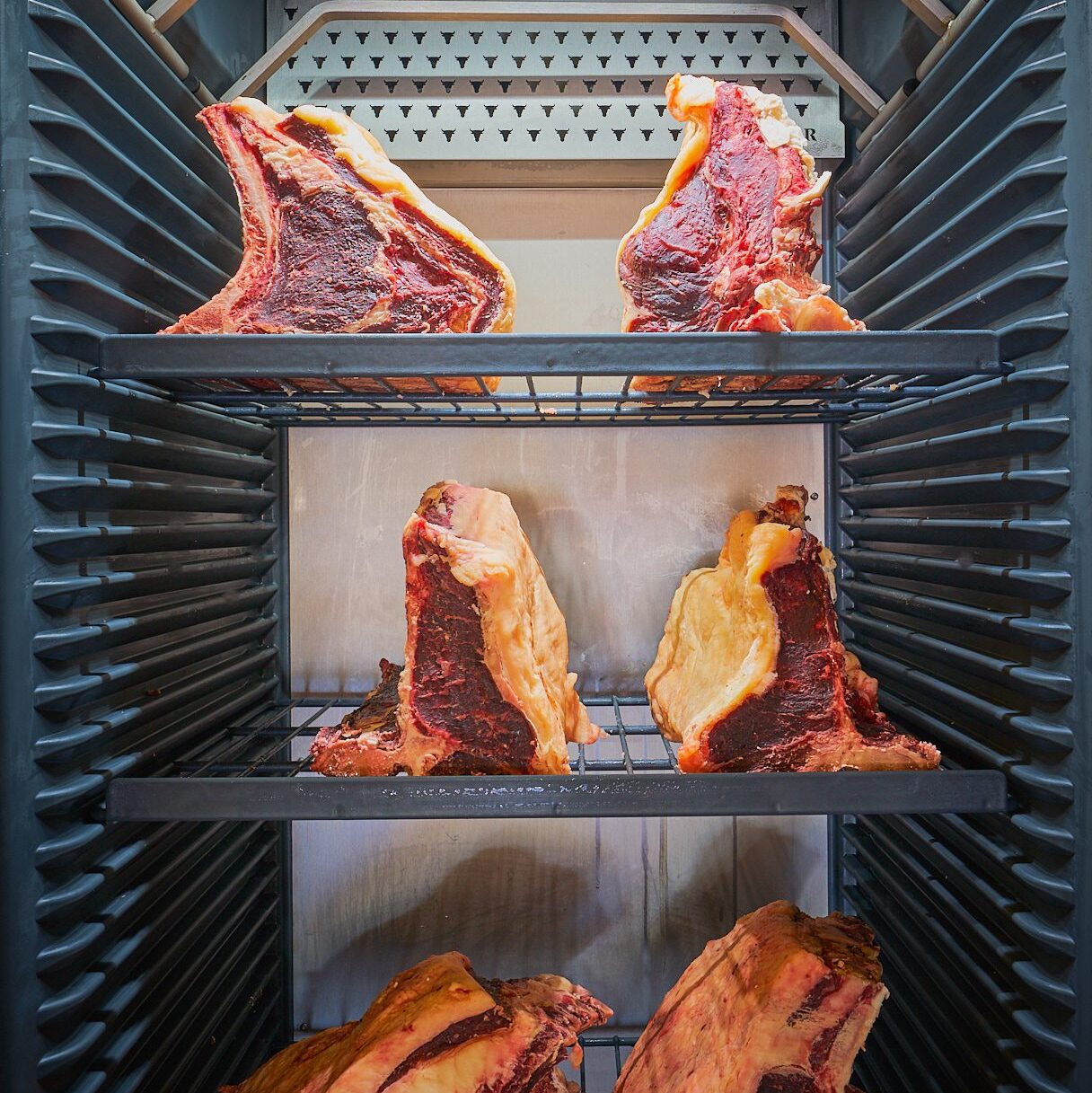Reifeschrank (Dry Ager) im Rancho Grande – gefüllt mit hochwertigem Fleisch.