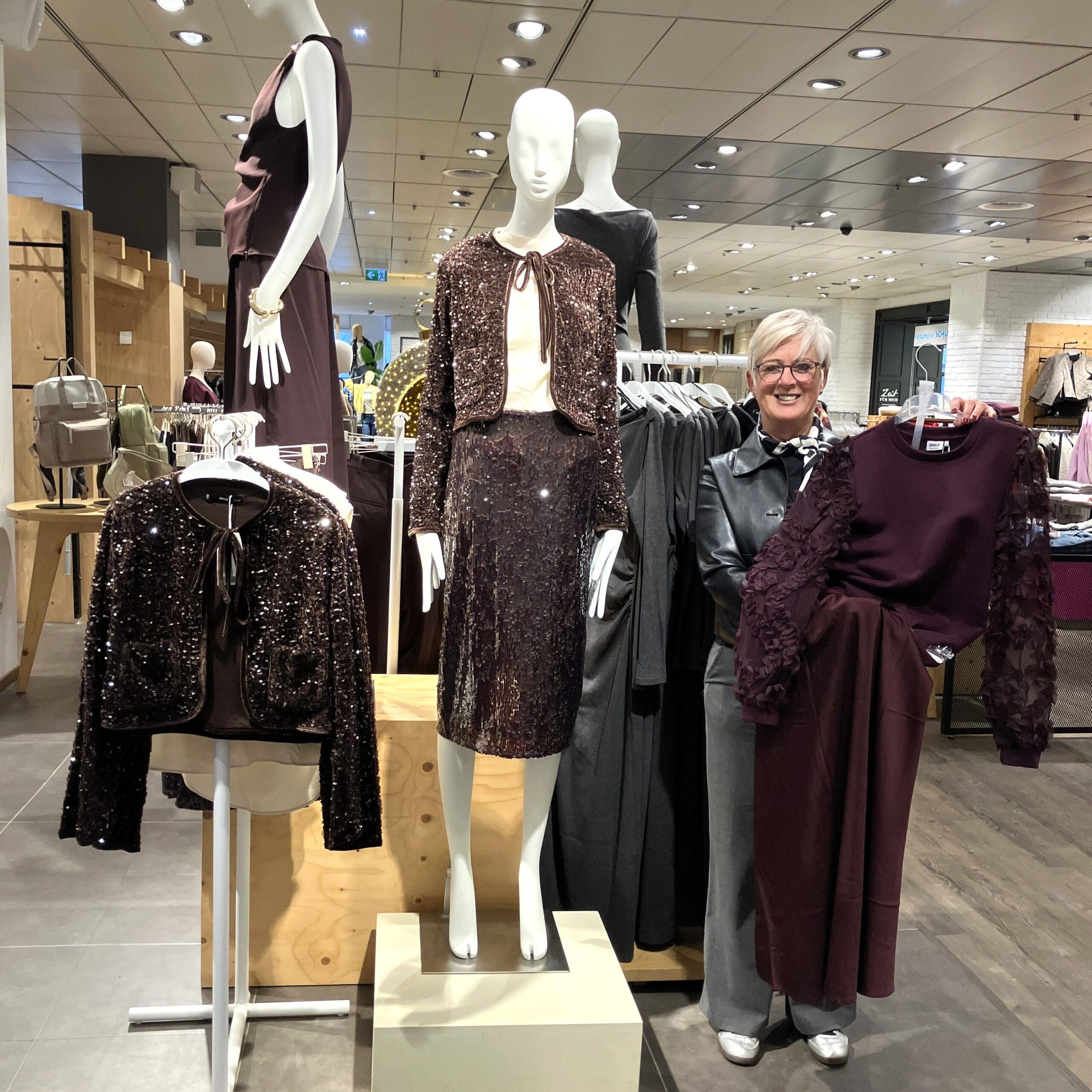 Trendfarben zum Valentinstag: bordeauxrot, schokoladenbraun und ein Hauch Glitzer – das Modehaus Ramelow gibt Styling-Inspirationen für den besonderen Abend.