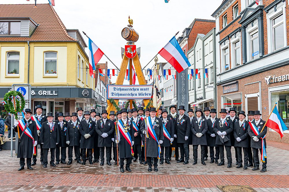 Hohnbeer 2026: Drei Eggen, ein Fest Die Mitglieder der Österegge stehen an der Friedrichstraße Heide.