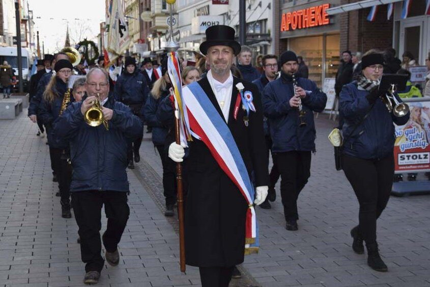 Hohnbeer-Umzug der Österegge durch die Friedrichstraße in Heide