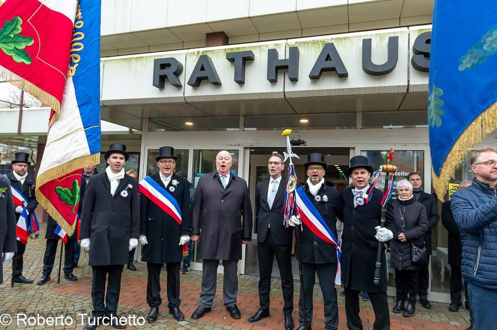 Die Süderegge steht mit Bürgermeister Oliver Schmidt-Gutzat vor dem Rathaus in Heide