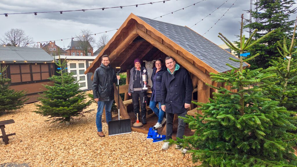 Das Team des Heide Stadtmarketings (Michael Schittek, Sarah Wulff, Jennifer Adam und Torben Ernst) steht im beliebten Muckelwald auf dem Heider Marktplatz.