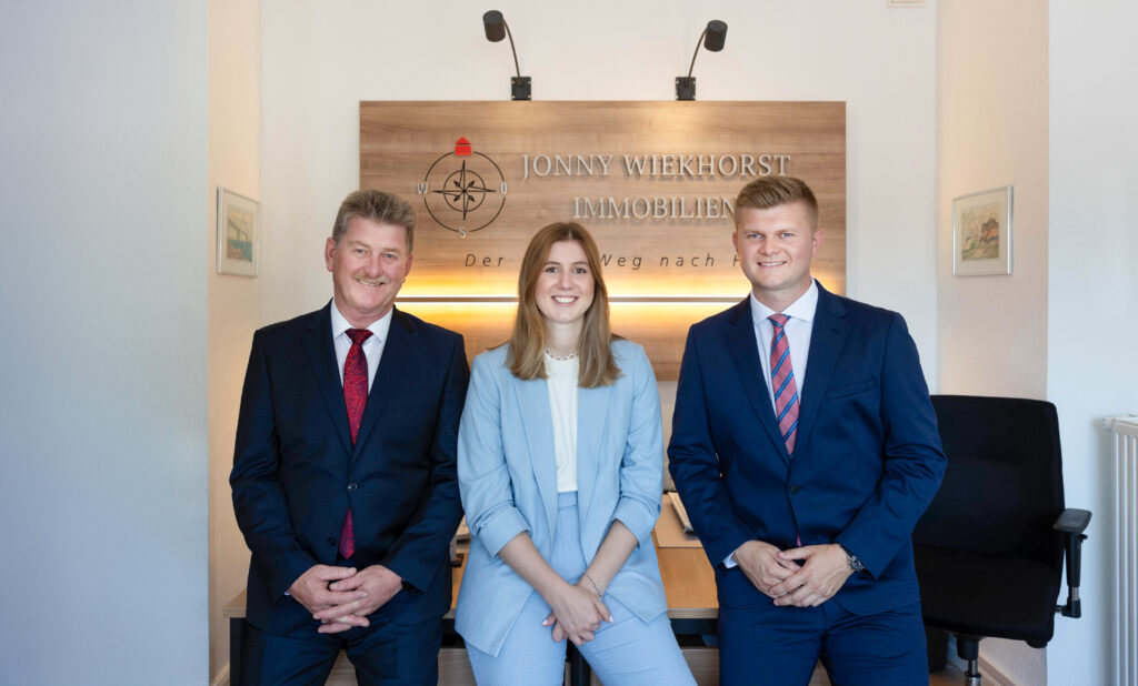 10 Jahre Jonny Wiekhorst Immobilien Das Team von Jonny Wiekhorst Immobilien im Büro