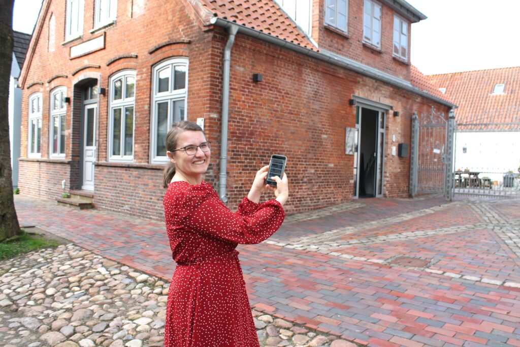 Dr. Melanie Greinert lädt alle interessierten Besucher ein, den neuen kostenfreien Audioguide auf der Museumsinsel Lüttenheid auszuprobieren