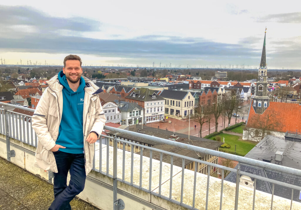 Geschäftsführer des Heider Stadtmarketing Michael Schittek an seinem persönlichen Lieblingsplatz in der Stadt Heide: dem Rathausdach.