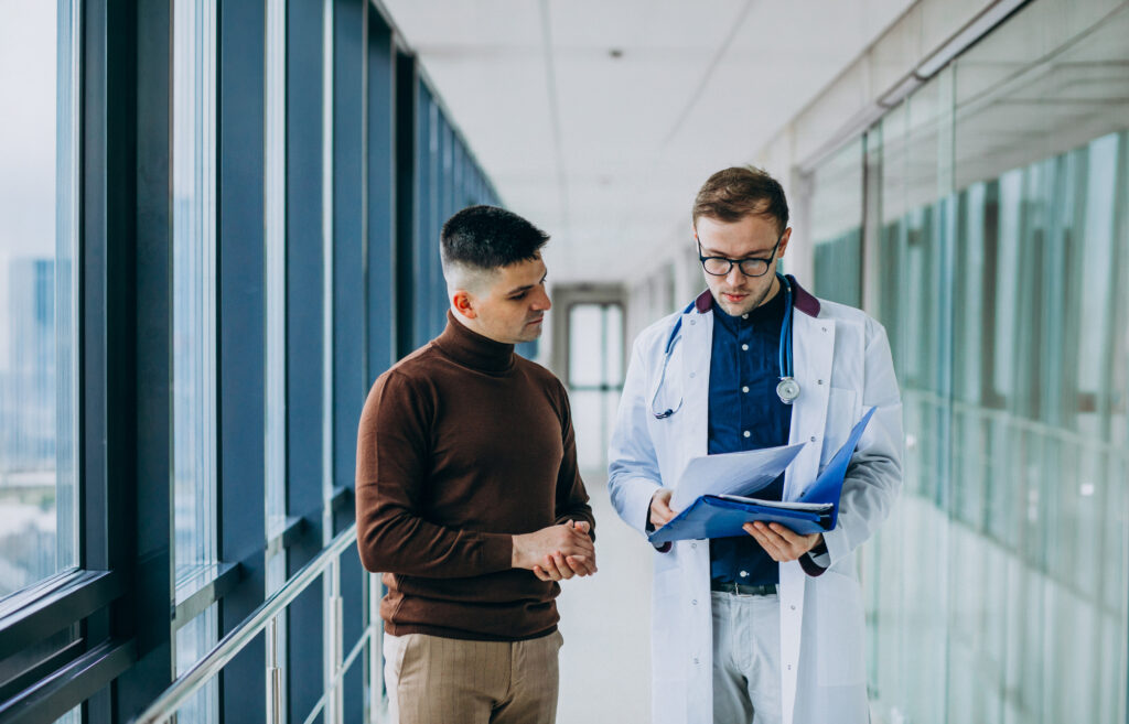 Patient spricht mit Arzt