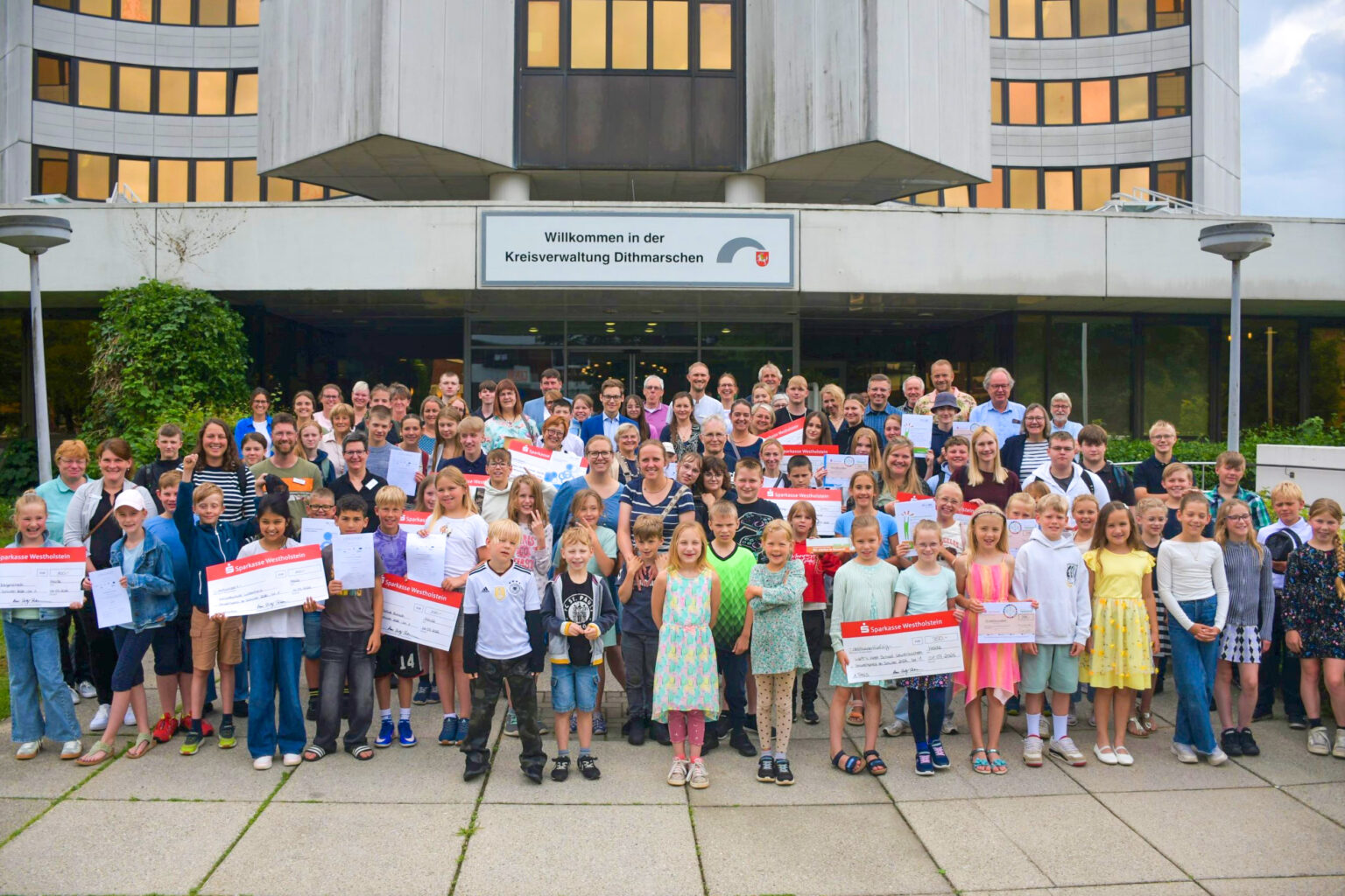 Das Gruppenfoto zeigt Landrat Thorben Schütt gemeinsam mit den Preisträgerinnen und Preisträgern.