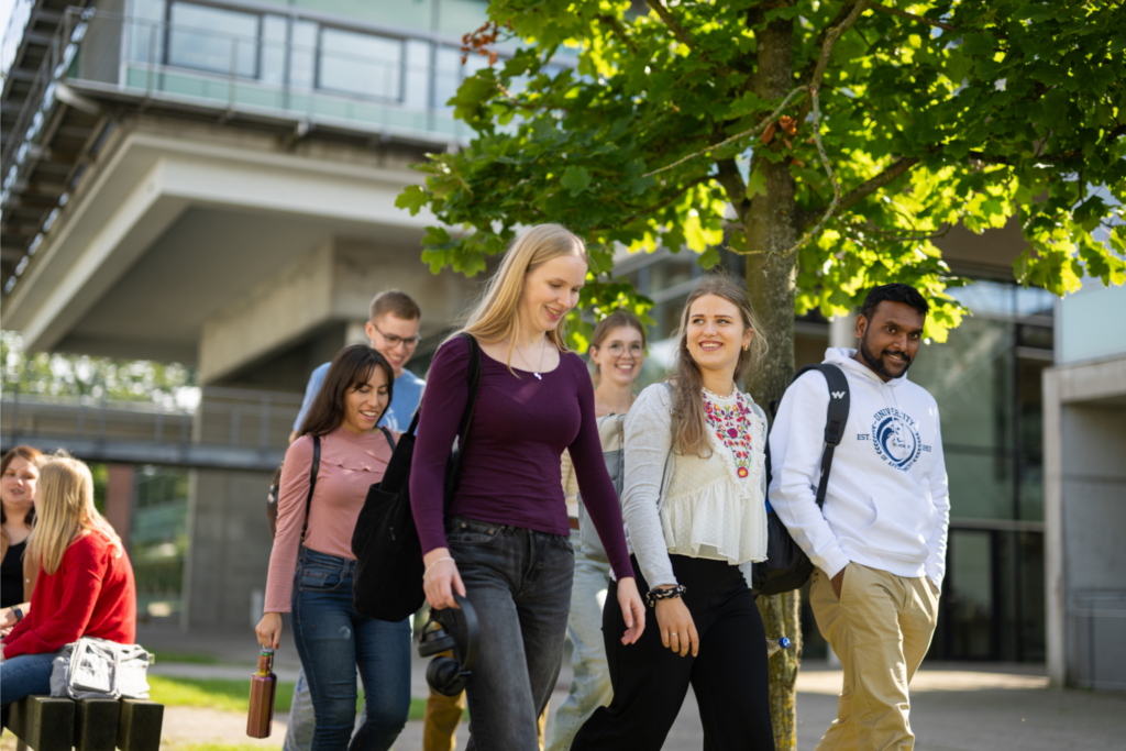 Studierende der FH Westküste auf dem Campus.