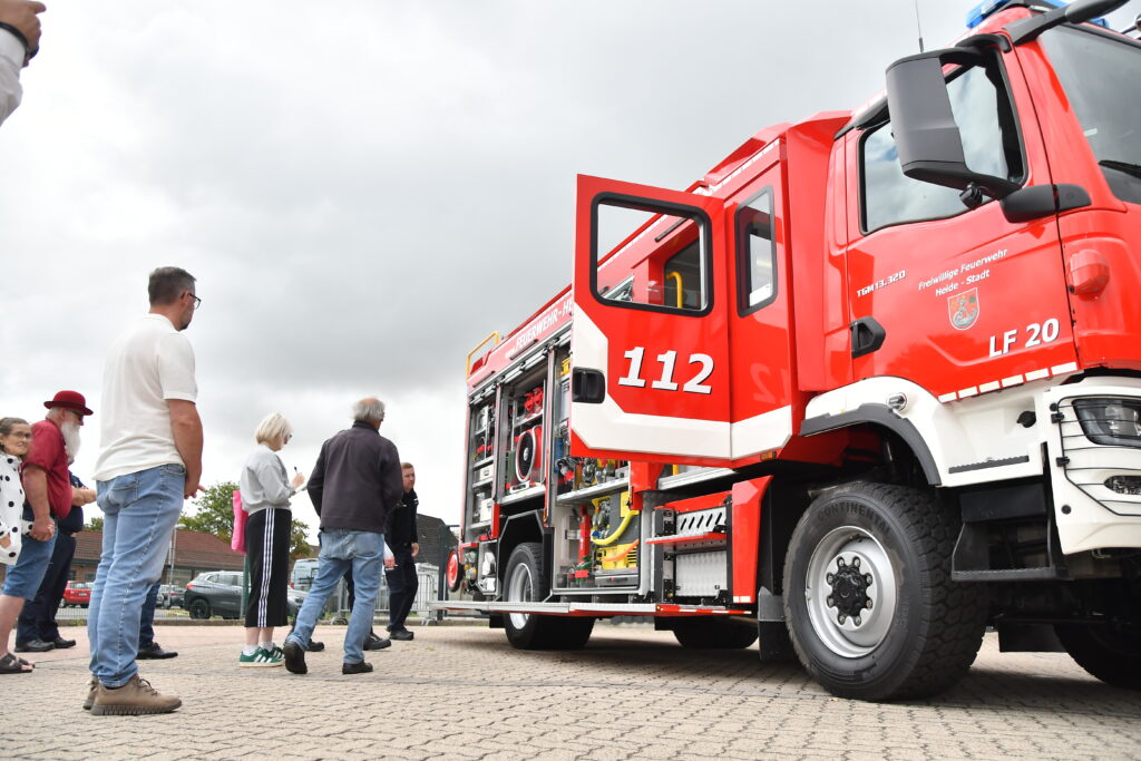 Neues Löschfahrzeug für die Feuerwehr Heide Vertreterinnen und Vertreter der Arbeitsgruppe Feuerwehr der Stadt Heide freuen sich, das neue Fahrzeug begutachten zu dürfen.