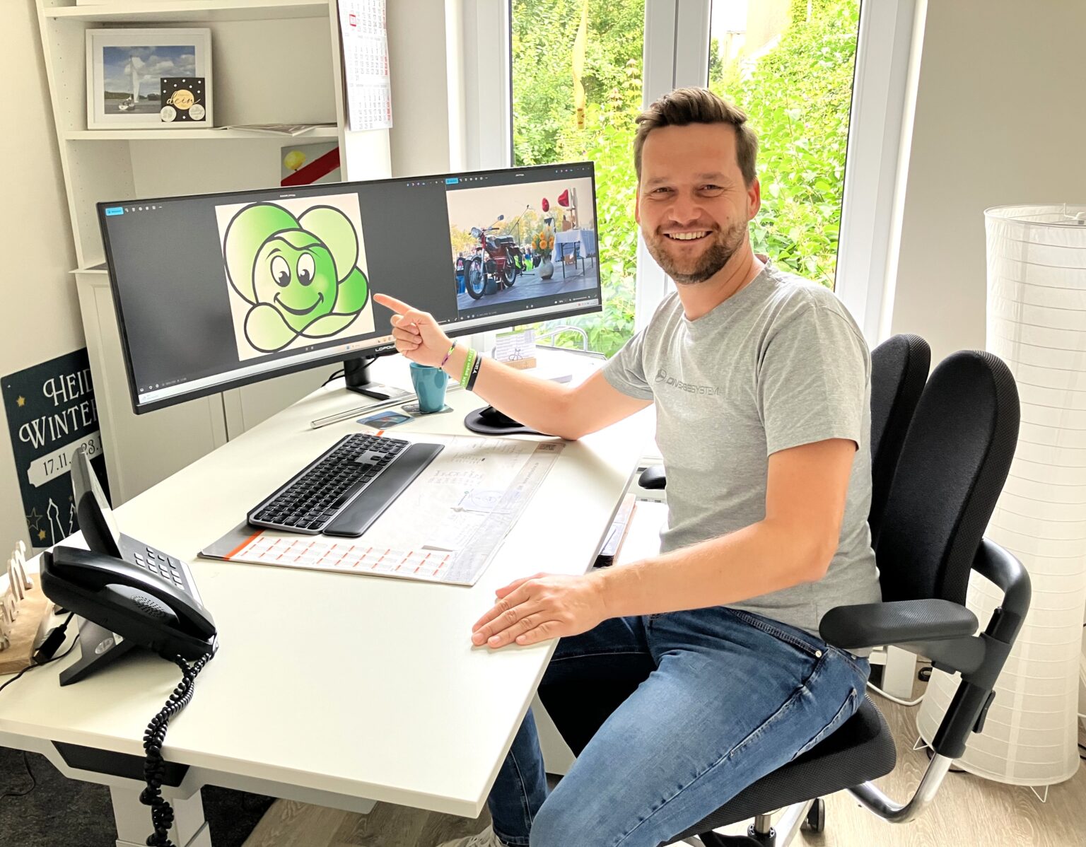 Dithmarscher Kohltage: Programm in Heide Michael Schittek vom Stadtmarketing am Computer mit Kohltage-Logo