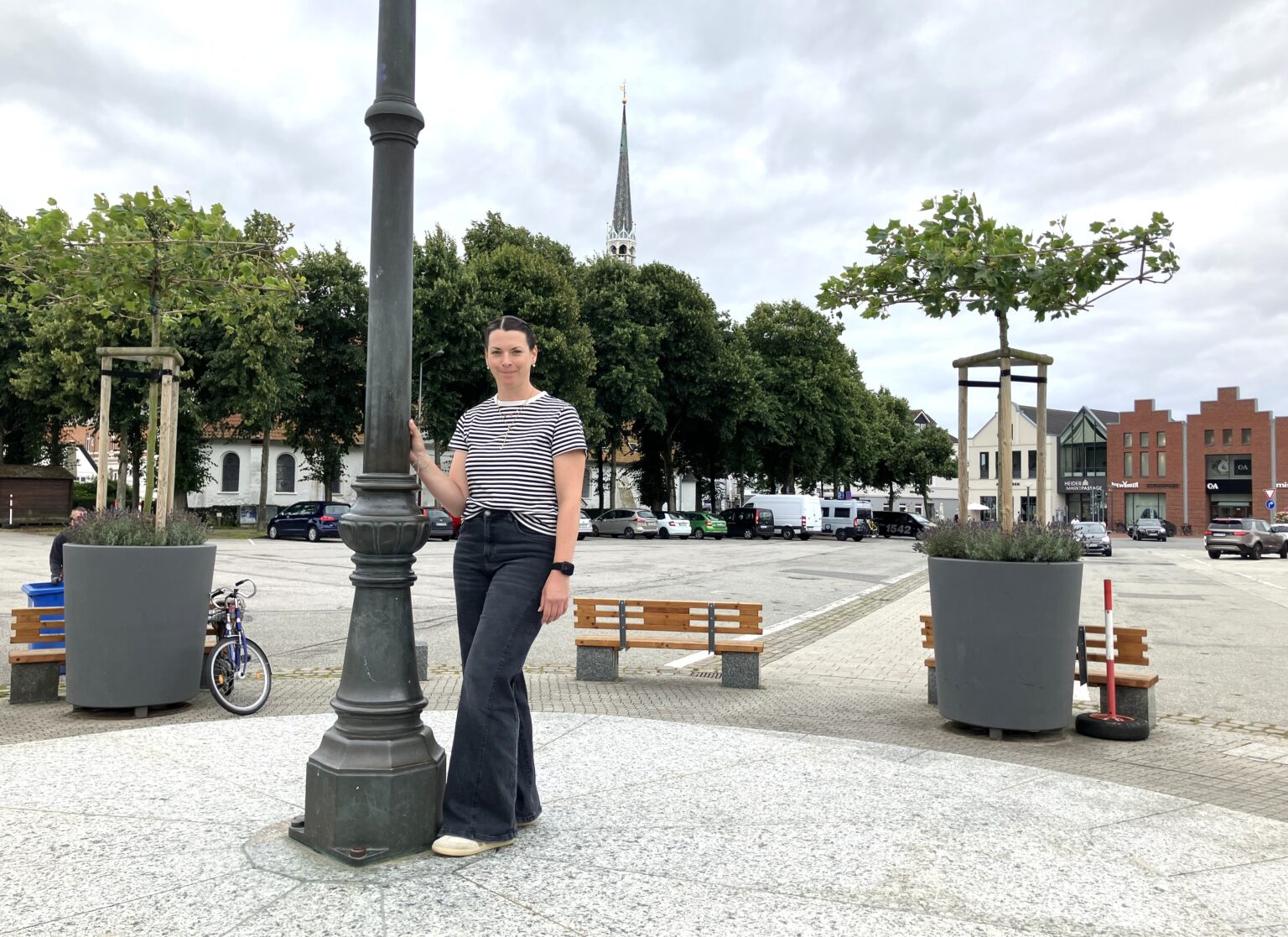 Neue Marktmeisterin in Heide Die neue Marktmeisterin Sabrina Gans steht zentral auf dem Rondell auf dem Heider Marktplatz