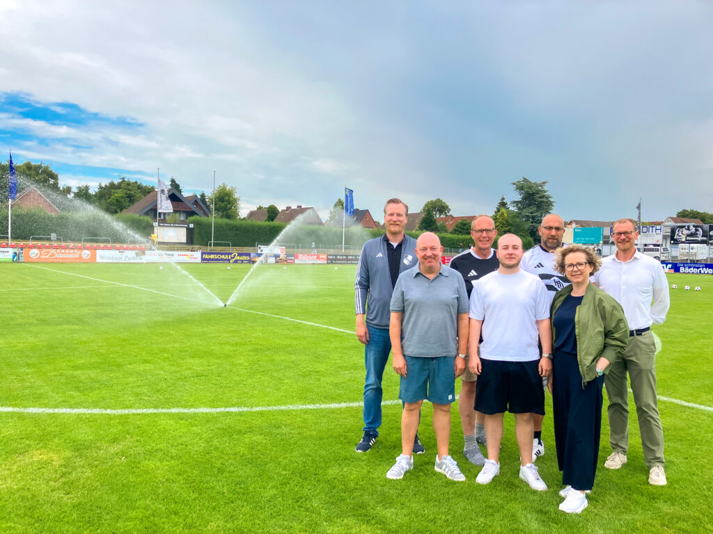 Stadionrasen des Heider SV jetzt im Top-Zustand